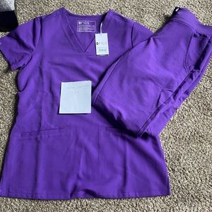 Figs XS digital grape. Top and joggers